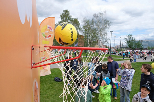 Фото-зона «СТС-ПЕРМЬ» двухсторонняя с баскетбольными кольцами.  45