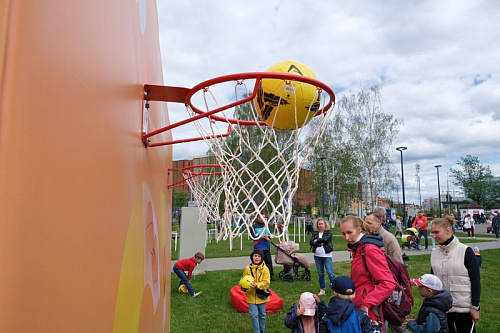 Фото-зона «СТС-ПЕРМЬ» двухсторонняя с баскетбольными кольцами.  25