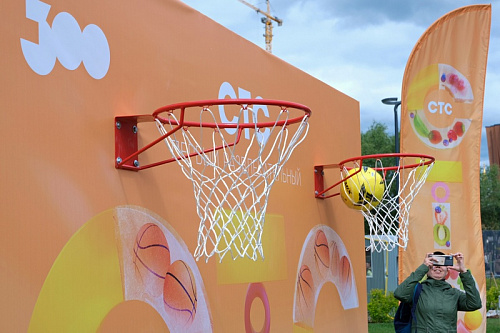 Фото-зона «СТС-ПЕРМЬ» двухсторонняя с баскетбольными кольцами.  16